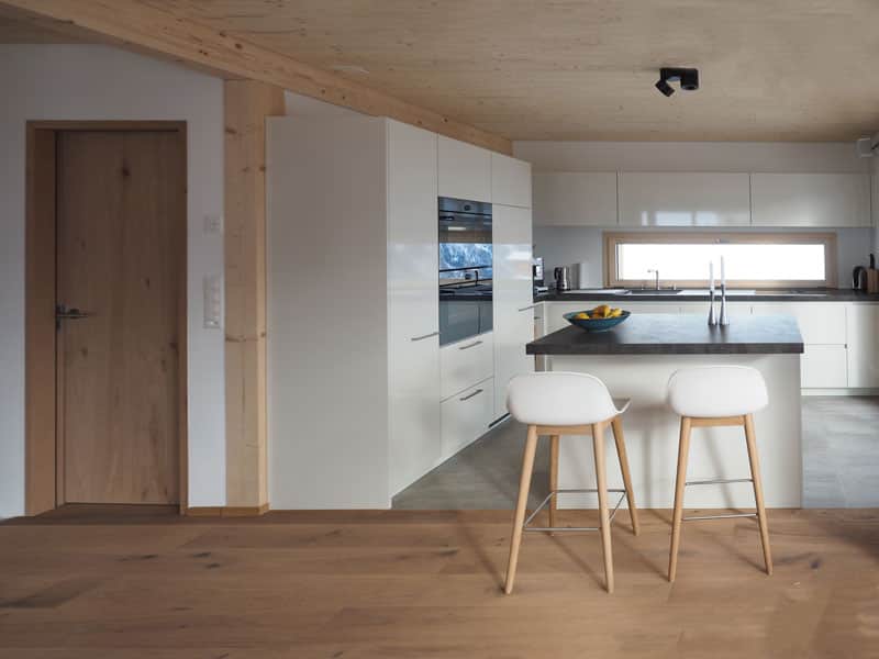 Moderne Küche mit praktischer Insel