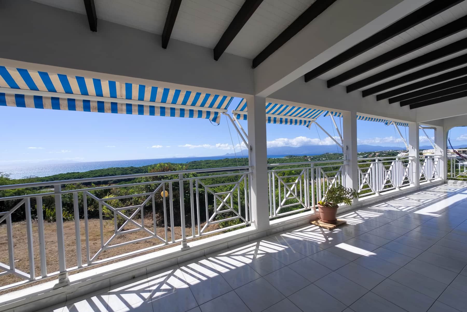 La grande terrasse de Villa Caméo et son panorama sur la mer des Caraïbes