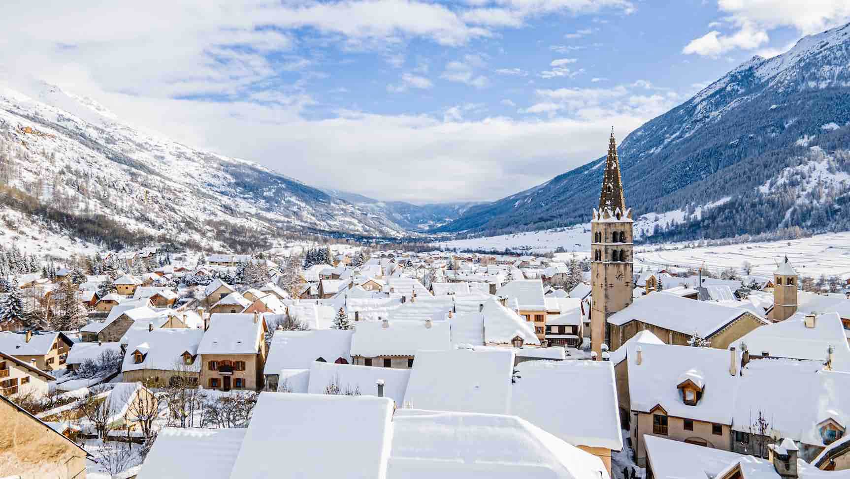 Village alpin enneigé au cœur de Serre Chevalier Vallée en hiver