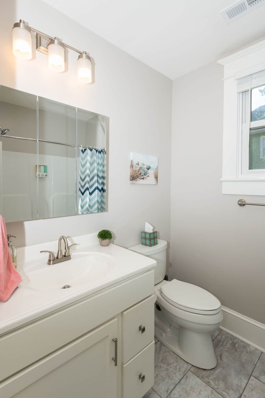 Full bathroom with linens, body wash, shampoo, and conditioner provided. 