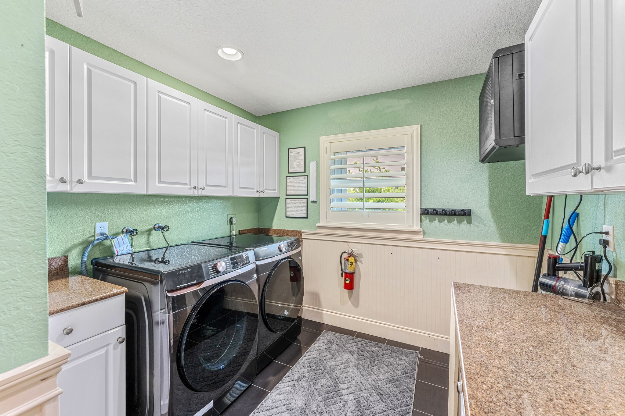 Take advantage of the spacious laundry area, fully equipped with modern appliances.