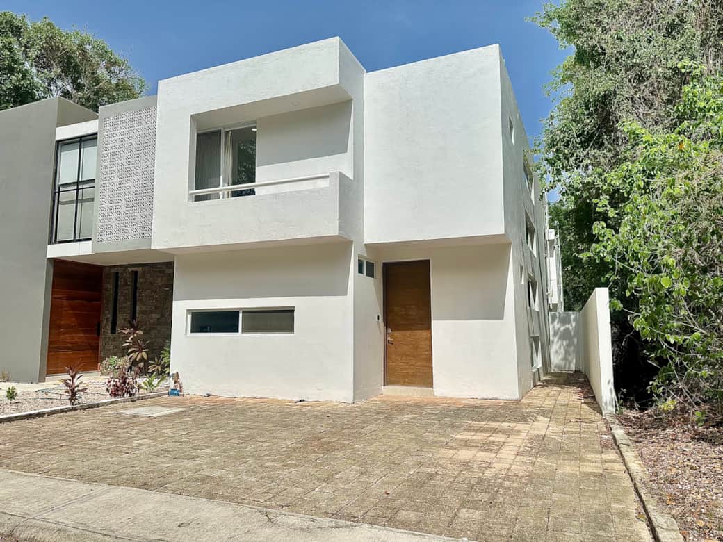 Two story house with 3 bedrooms and 4 bathrooms at 15 minutes from the beach