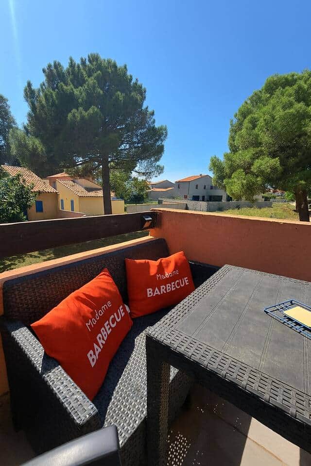 Terrasse cosy avec canapé extérieur pour profiter du soleil.