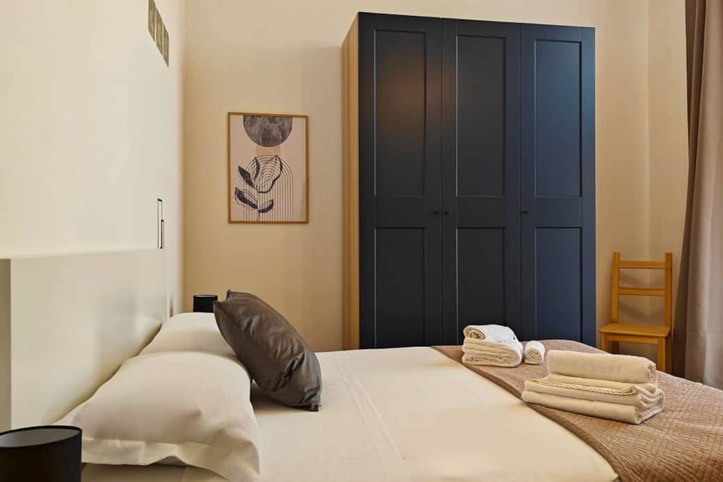 Elegante stanza con letto queen size, e armadio capiente. La porta finestra si apre su un silenzioso balcone, ideale per momenti di relax.