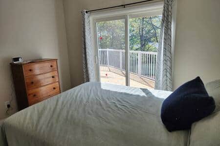 Oakview Suite, queen sized bed, walk-out to deck overlooking lake