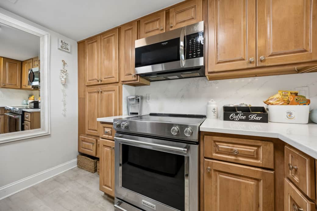 C121 Surf & Racquet - Full Kitchen 3 C121 Surf & Racquet - Full Kitchen 3