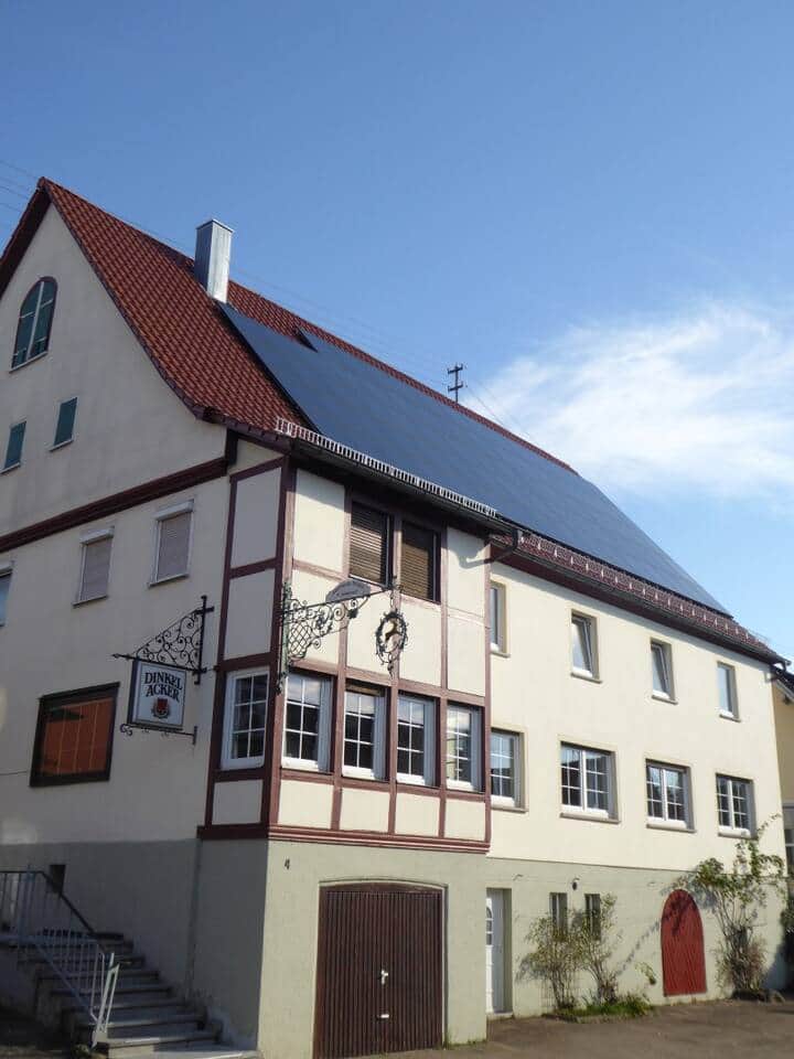 Das alte Gasthaus Hirsch von außen, die Ferienwohnung befindet sich im OG des rechten Gebäudeteils Das alte Gasthaus Hirsch von außen, die Ferienwohnung befindet sich im OG des rechten Gebäudeteils