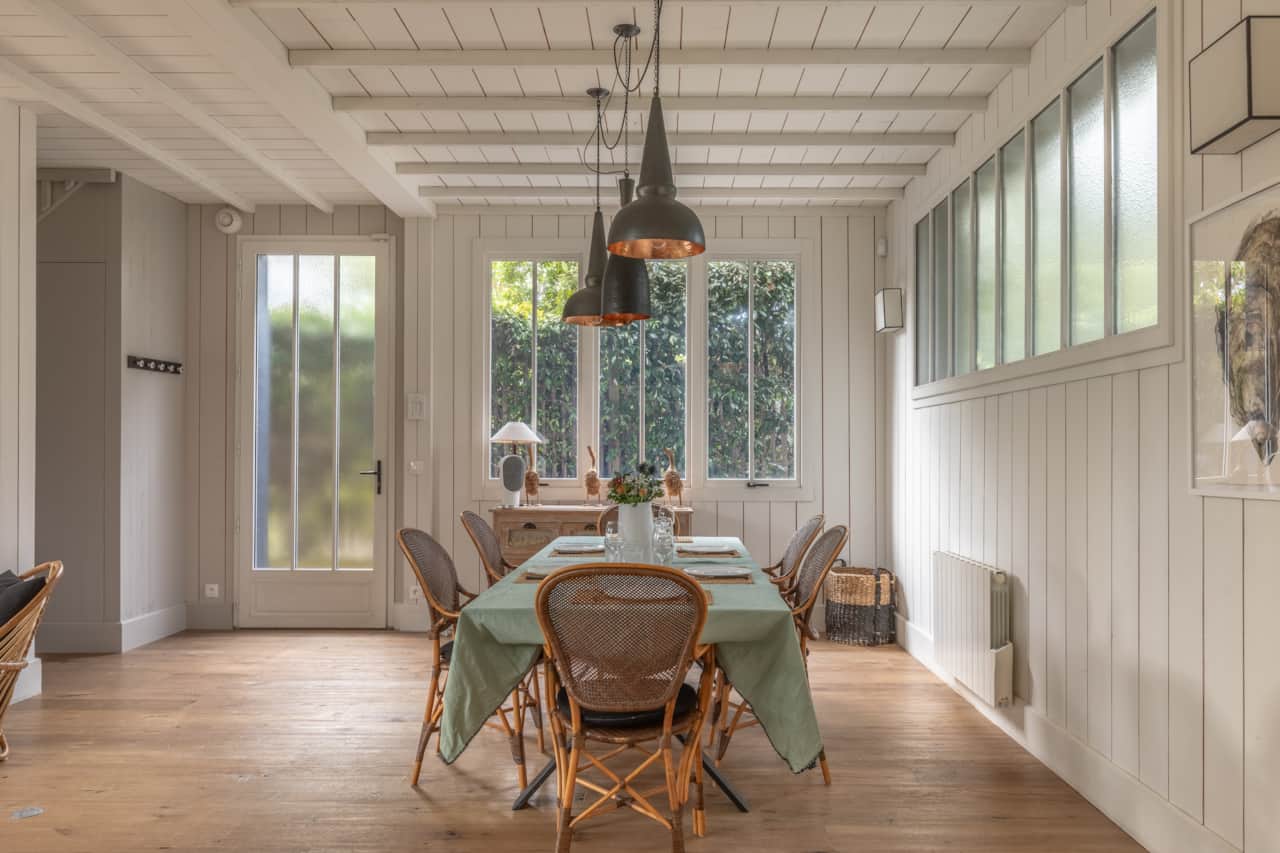 Espace repas avec porte d'entrée vitrée