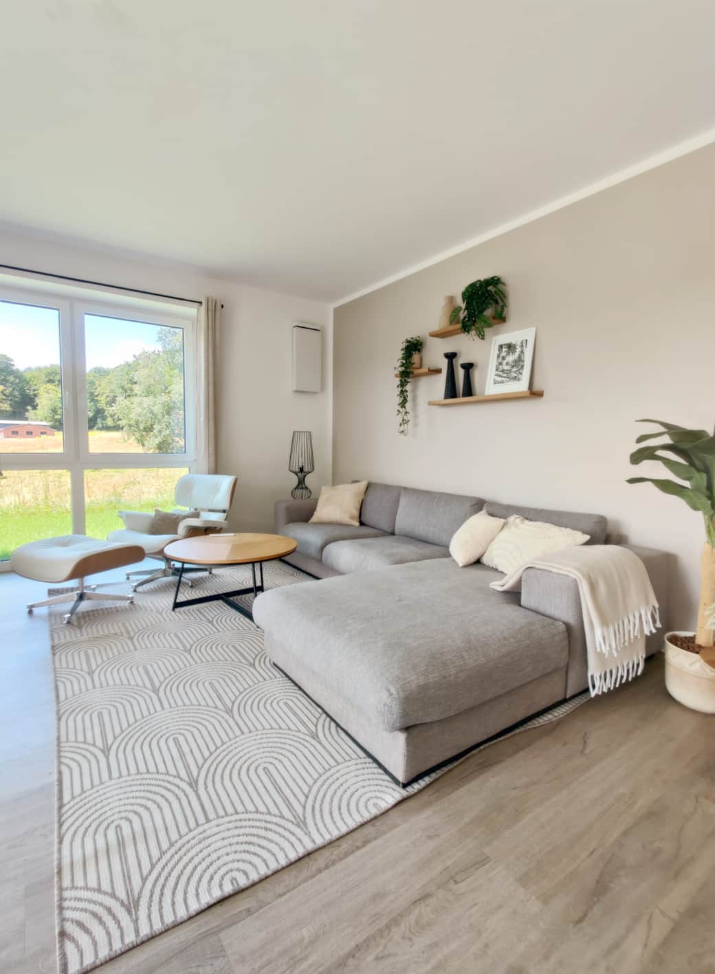 Das Designer-Sofa von Bolia bietet Platz für vier Personen und ist extrem bequem.