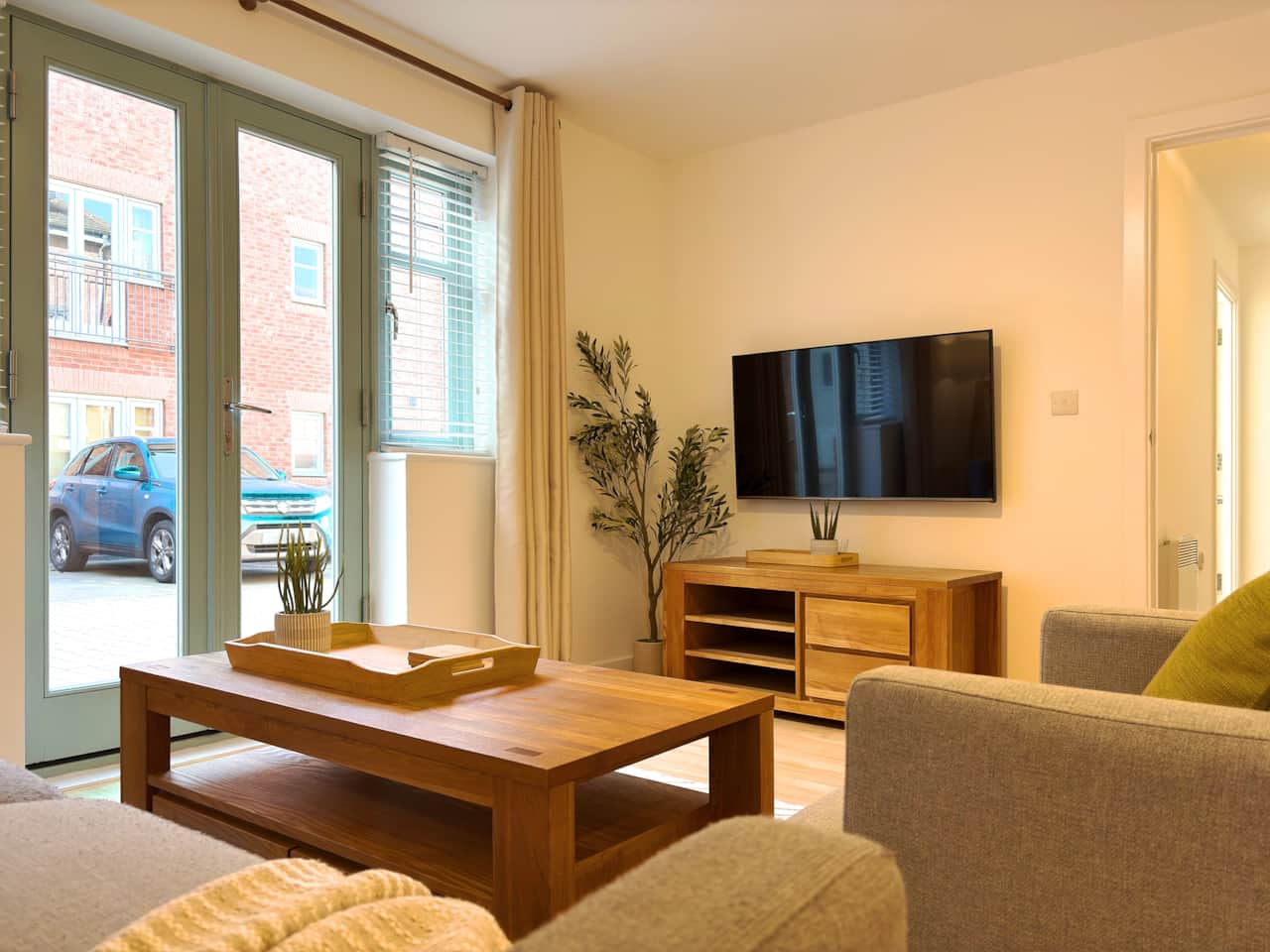 St Johns Courtyard Suite Living Room TV