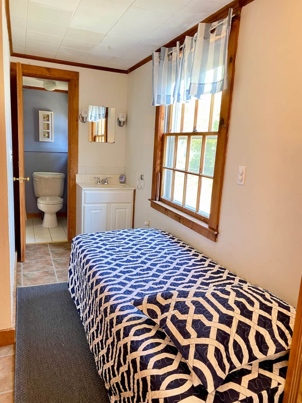 Dune Suite twin bedroom with sink and adjoining W/C.