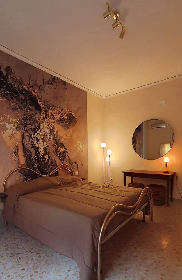 La camera da letto è accogliente e dotata di un comodo letto matrimoniale con biancheria di qualità per garantire una buona notte di sonno. 