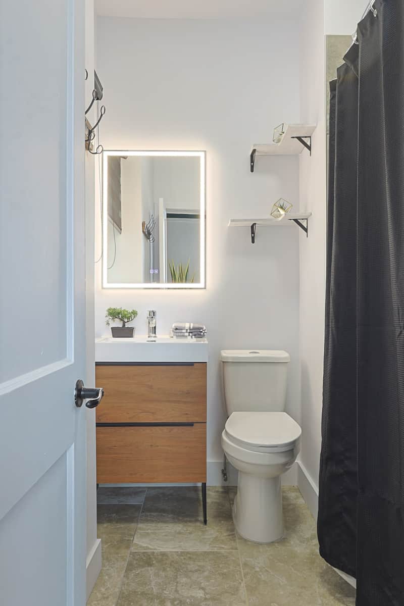 Seconde salle de bain complète avec bain-douche.