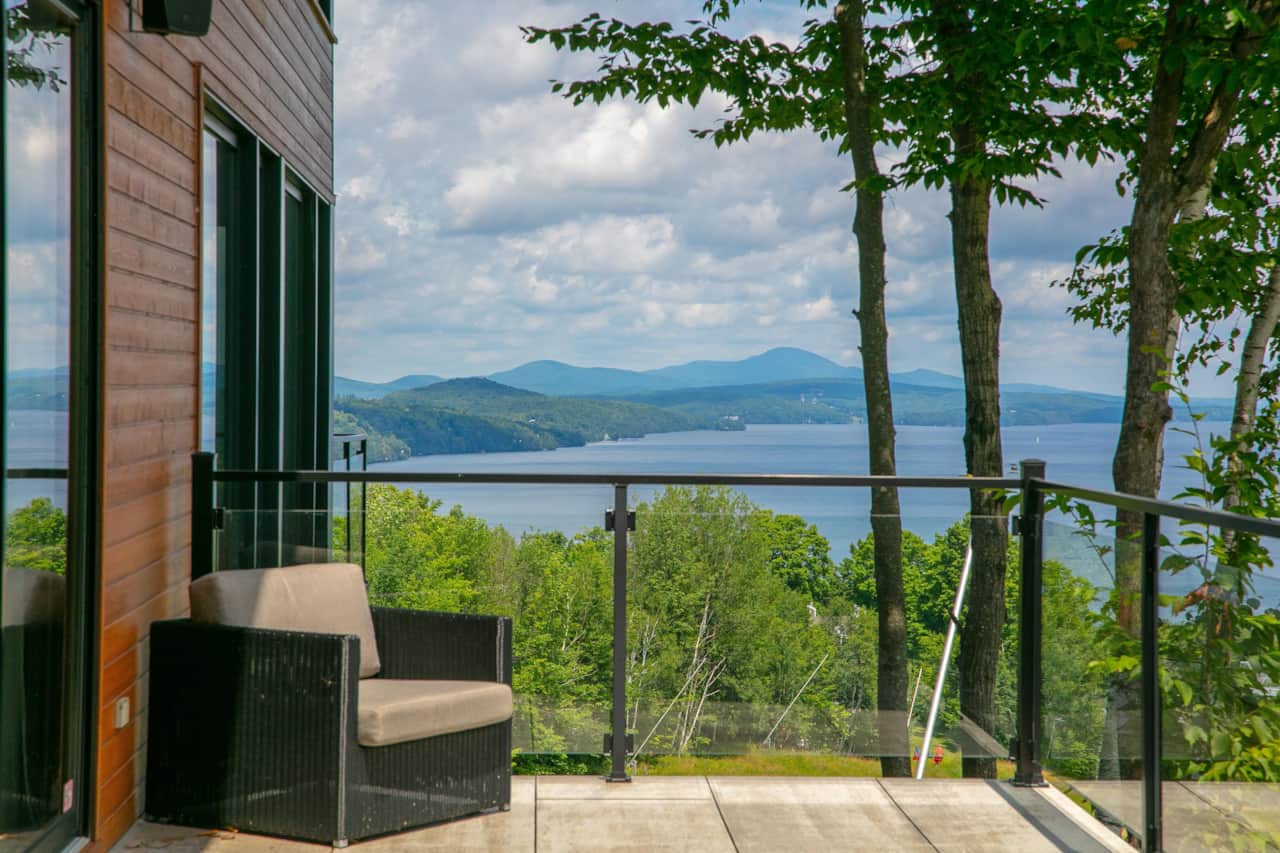 Terrasse et vue spectaculaire, été
