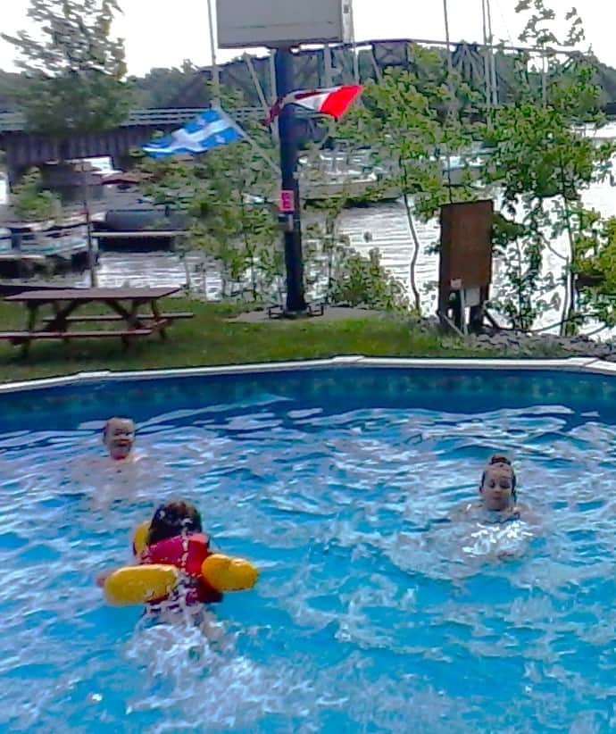 Piscine au sel avec vue sur le Richelieu (NON CHAUFFÉE)