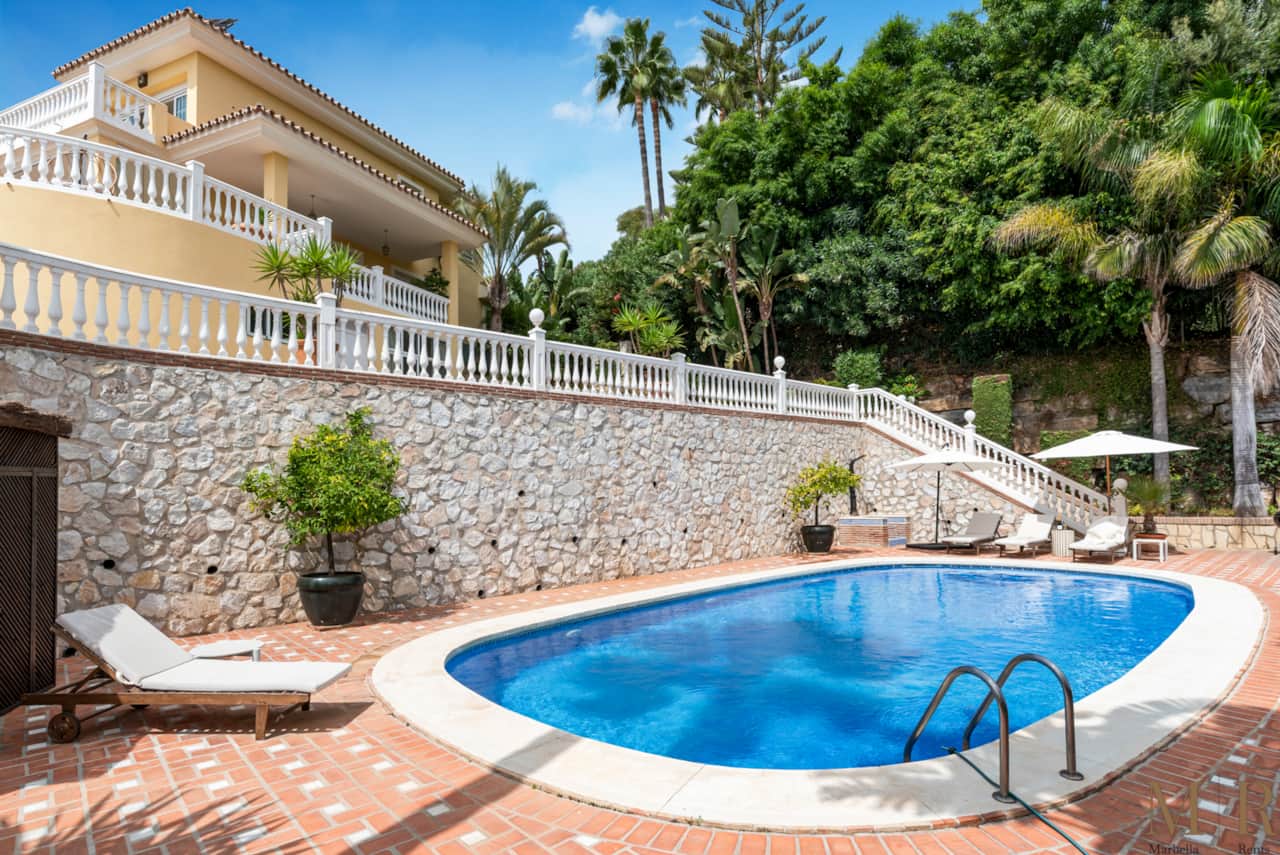 Private heated swimming pool.
