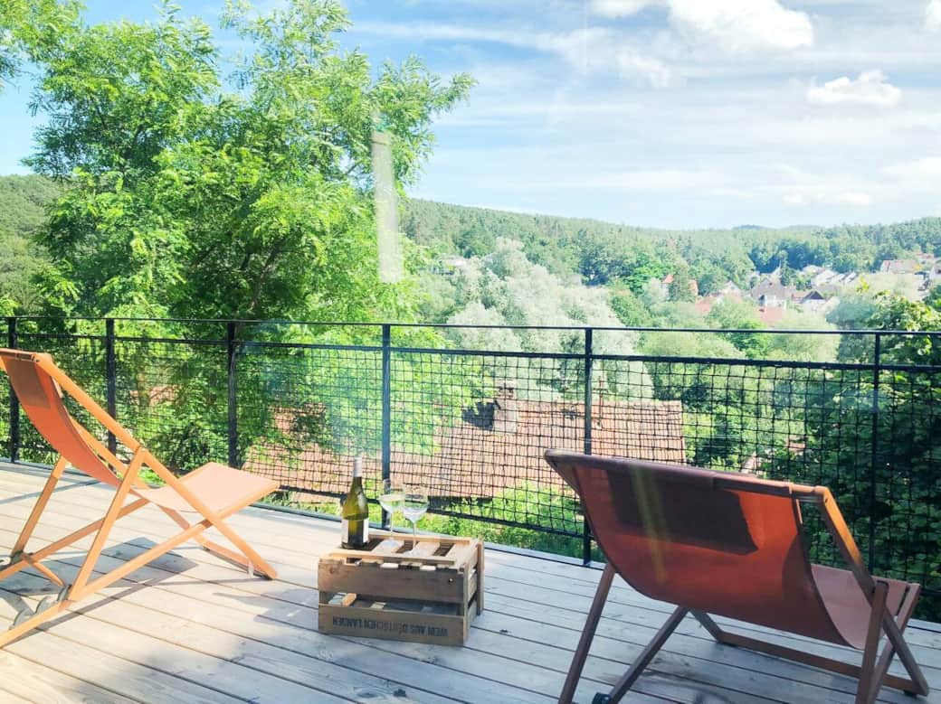 Große Balkone mit Panorama-Blick über den Garten und das Tal.