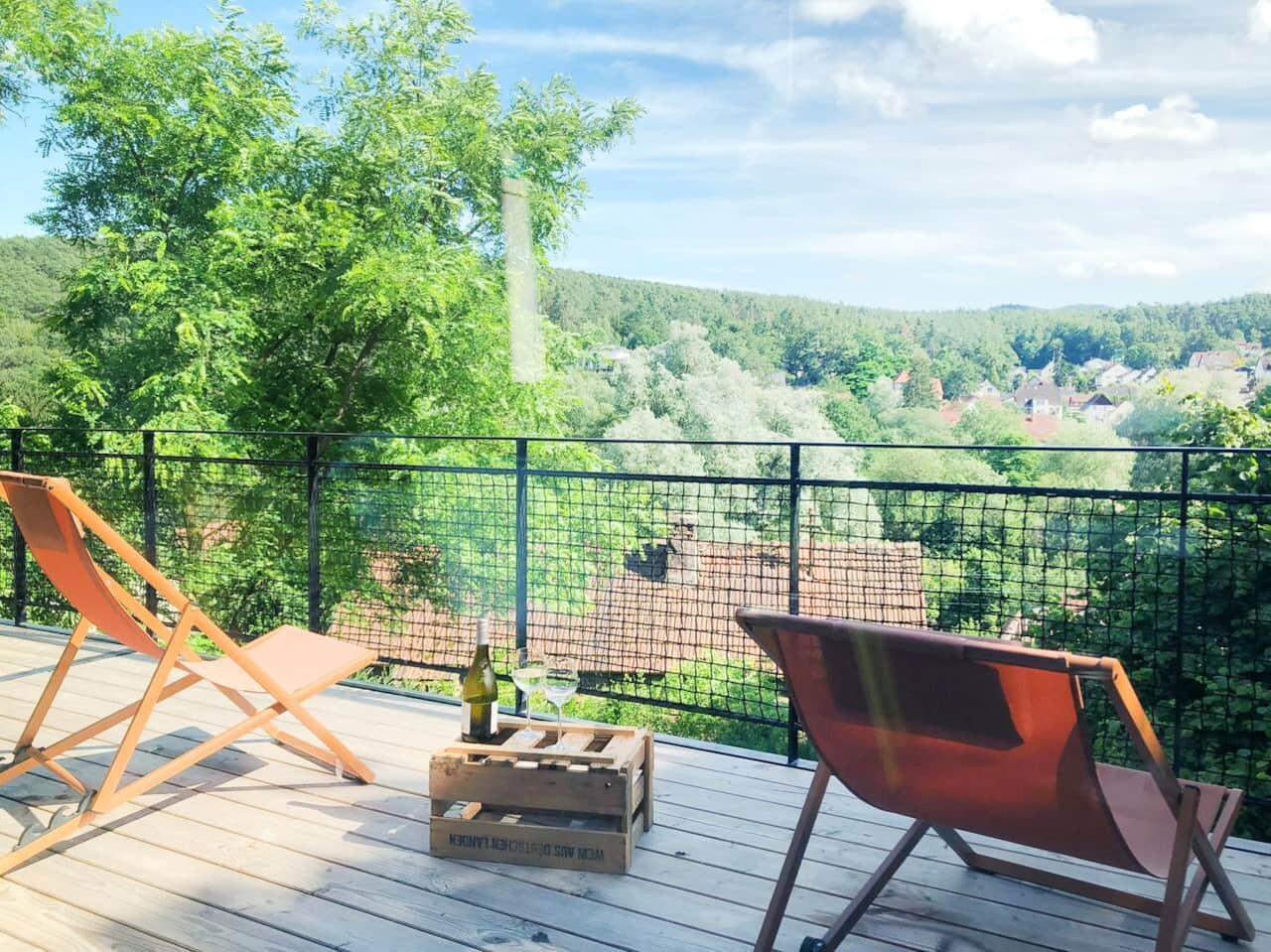 Große Balkone mit Panorama-Blick über den Garten und das Tal.