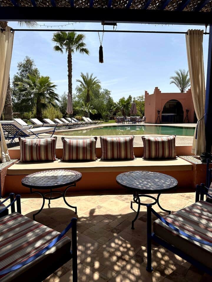 Terrasse ombragée au bord de la piscine Terrasse ombragée au bord de la piscine