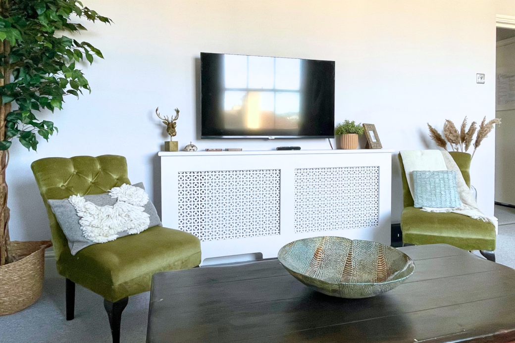Smart TV with all the apps (Netflix, Prime, Youtube)