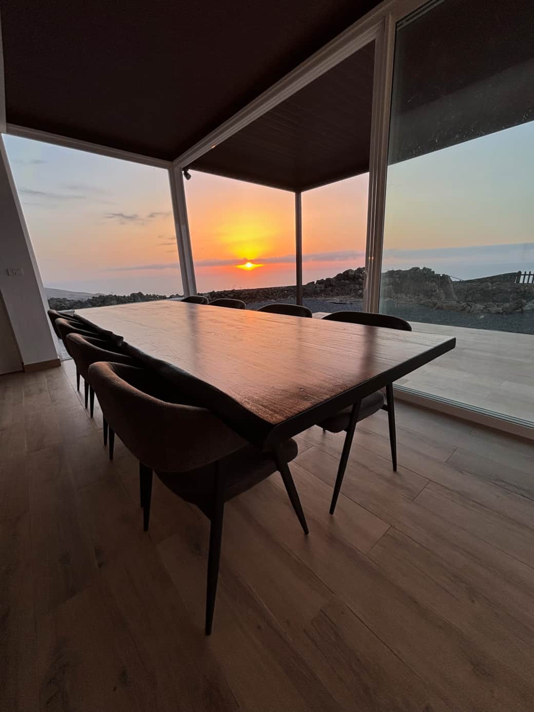Mesa de salón toma atardecer