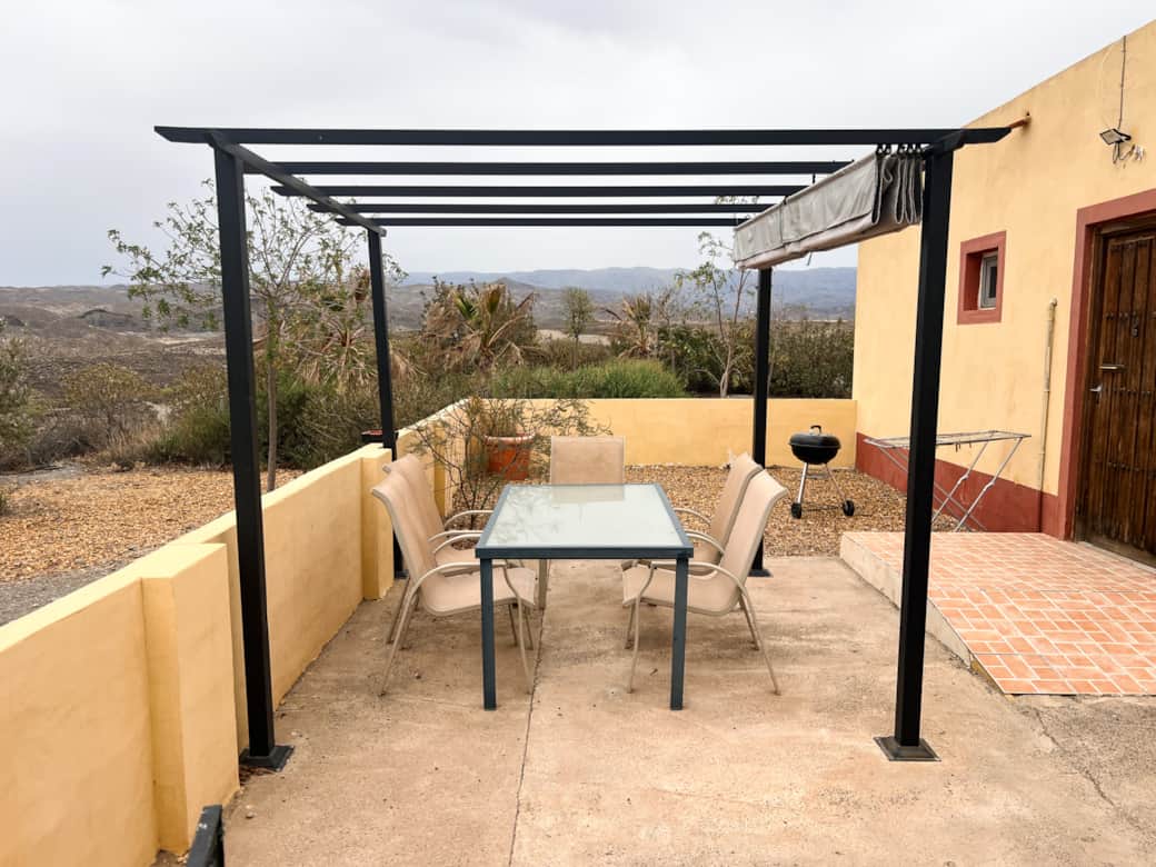 Patio privado con mesa de comedor y sombrilla ajustable