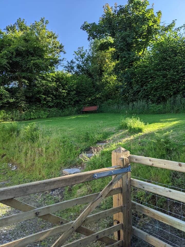 Please note the drop from the garden on to the driveway.