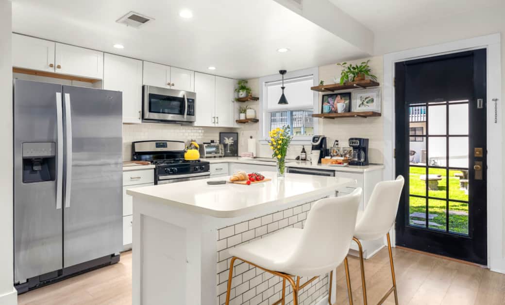 Modern, updated kitchen - fully stocked