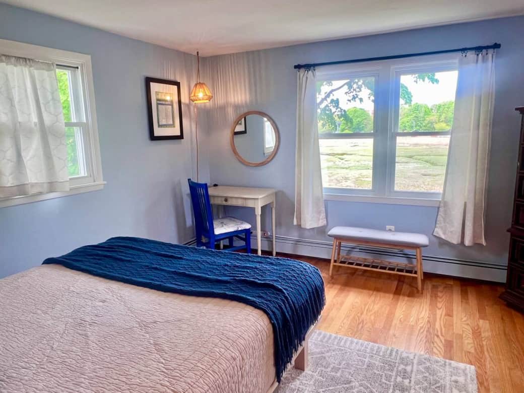 Newly updated bedroom for 2024. 

Additional vanity space or a small work space in corner. 