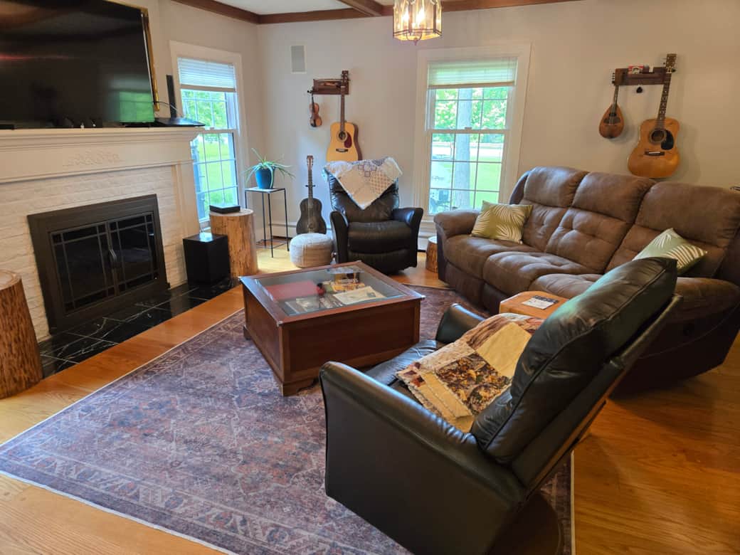 Plenty of music equipment and bluetooth inhouse speakers on the first floor and patio Plenty of music equipment and bluetooth inhouse speakers on the first floor and patio