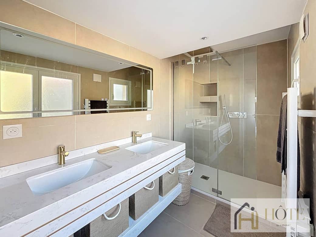 Profitez du confort d’une salle de bain spacieuse avec douche à l’italienne
Serviettes fraîches, sèche-cheveux et sèche-serviettes pour un confort digne d’un hôtel