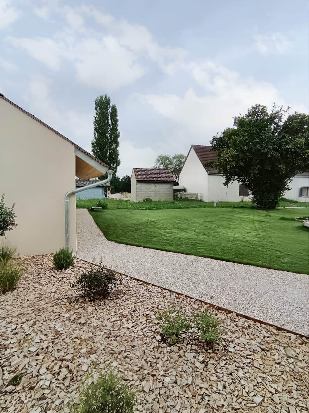Vue sur le sauna et le jardin. 