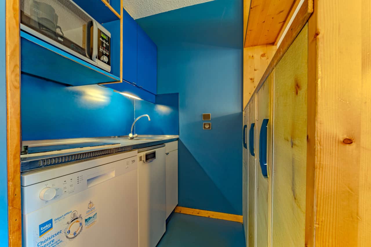 Cuisine bleue avec évier et lave-vaisselle — Blue Mountain, Val Thorens