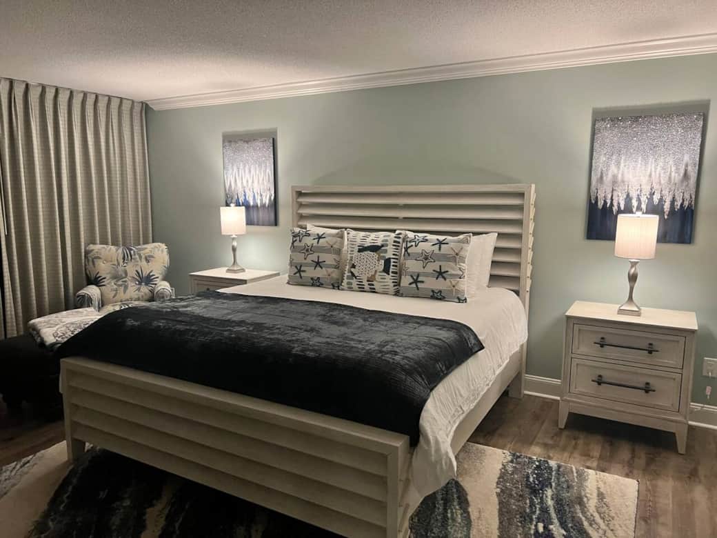 Master Bedroom King suite w/Bathroom Master Bedroom King suite w/Bathroom