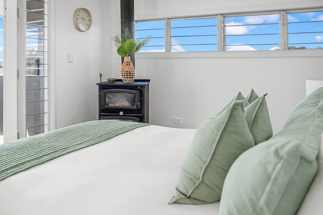 Upstairs - Master -bedroom - King bed with luxury Sheridan bed linen