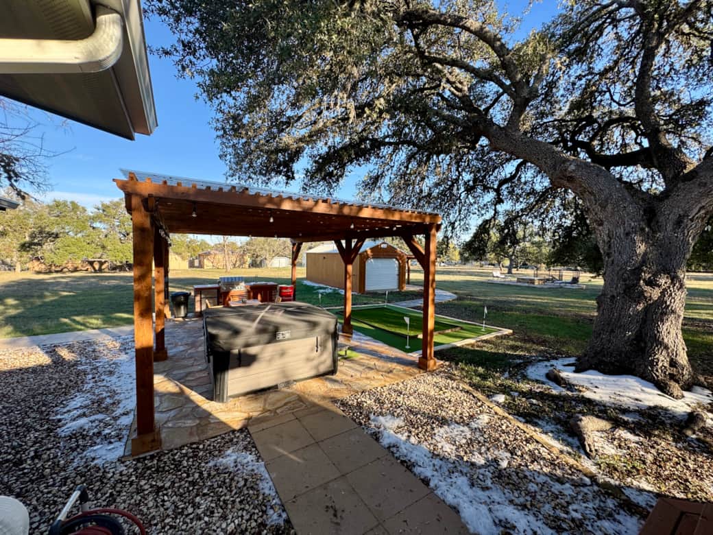 Hot Tub with covered pergula Hot Tub with covered pergula