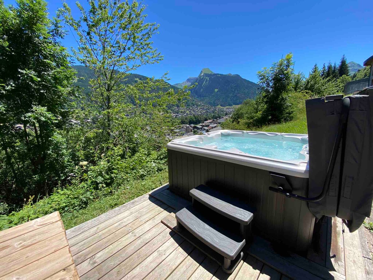 Jacuzzi l'été, vue sur la vallée de Morzine