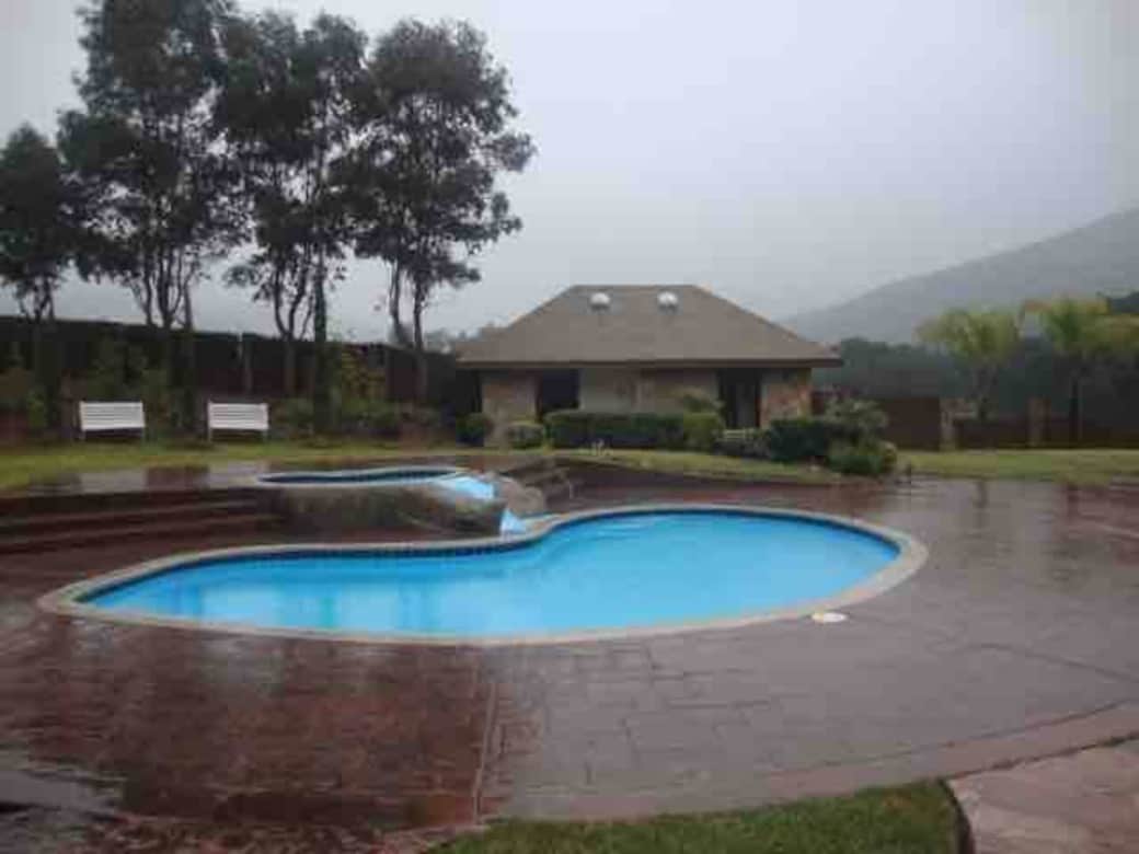 La alberca en la lluvia