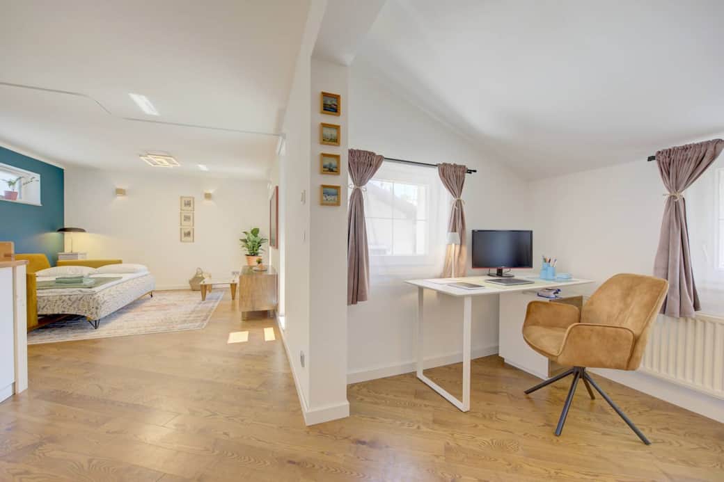 Arbeitsplatz mit ext. Monitor, Tastatur Maus und Docking Station Arbeitsplatz mit ext. Monitor, Tastatur Maus und Docking Station