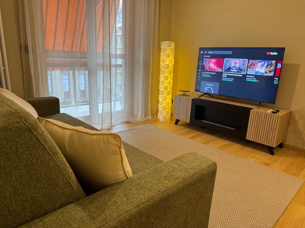 Relax totale con TV 55’’ smart, Netflix incluso e camino a bioetanolo.