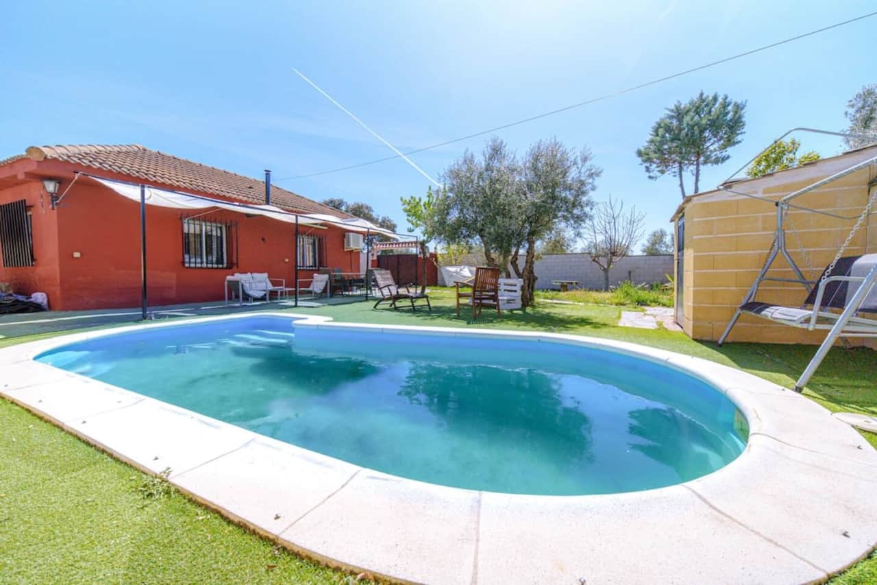 Piscina privada y jardín de uso exclusivo.