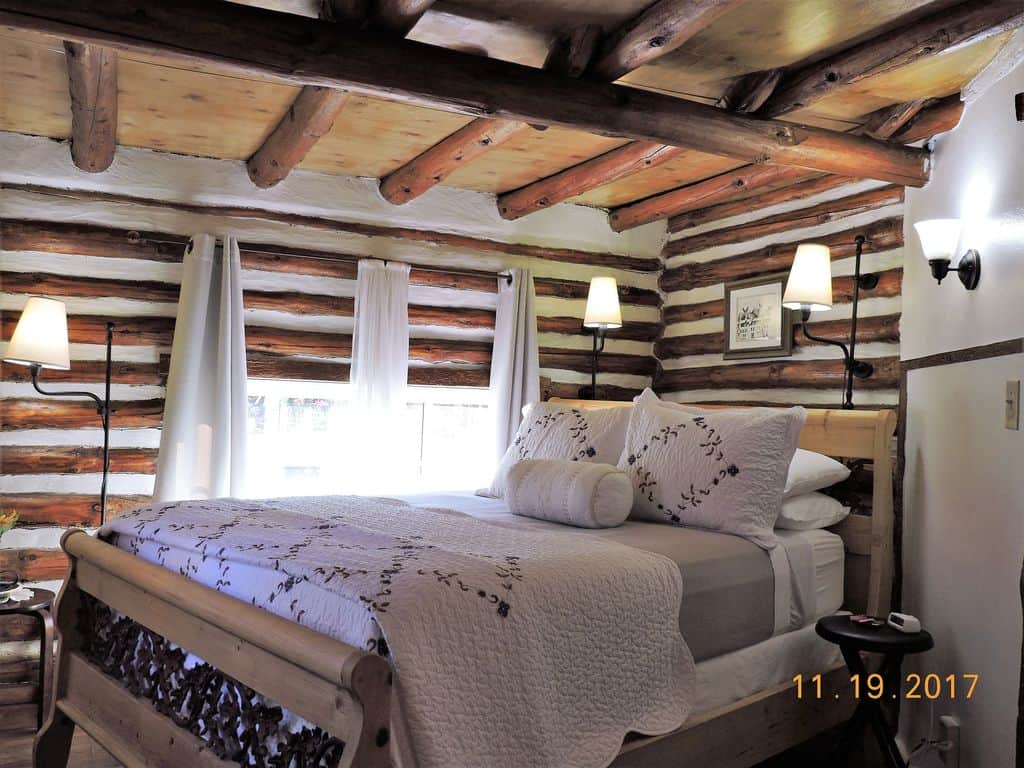 Bedroom, Serta Queen Bed 
