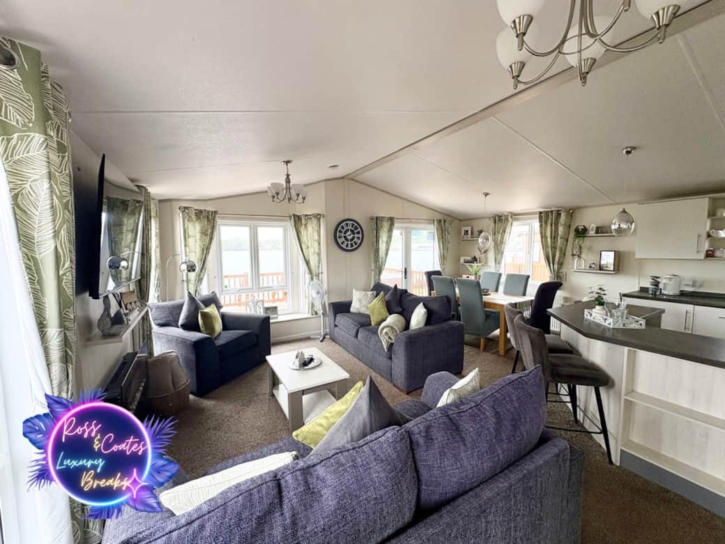 Lounge / Dining Area