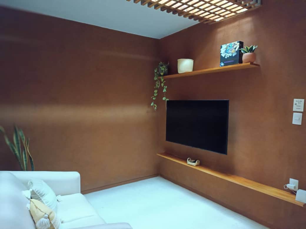 Se cuenta con una TV  para ver tus programas, series y mas. 
Contamos con selección de libros y juegos de mesa