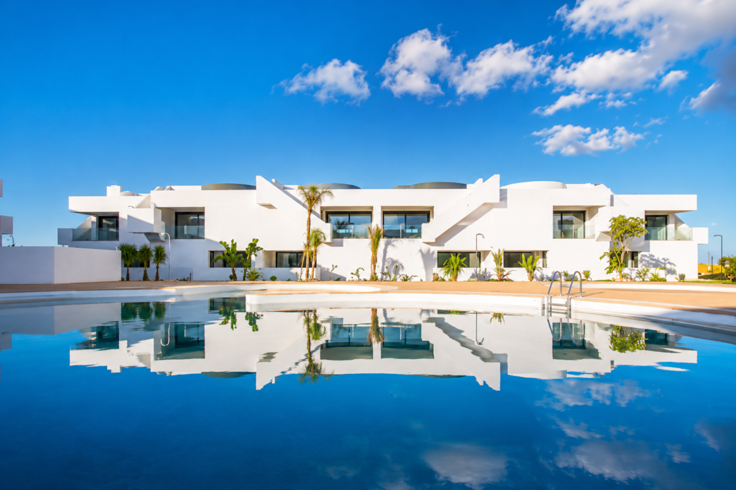 Espectacular piscina con reflejos perfectos y arquitectura contemporánea. 