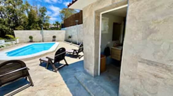 Piscina con acceso al segundo baño