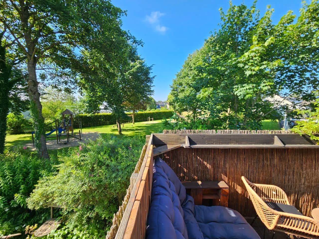 Garten, Terrasse und Spielplatz
