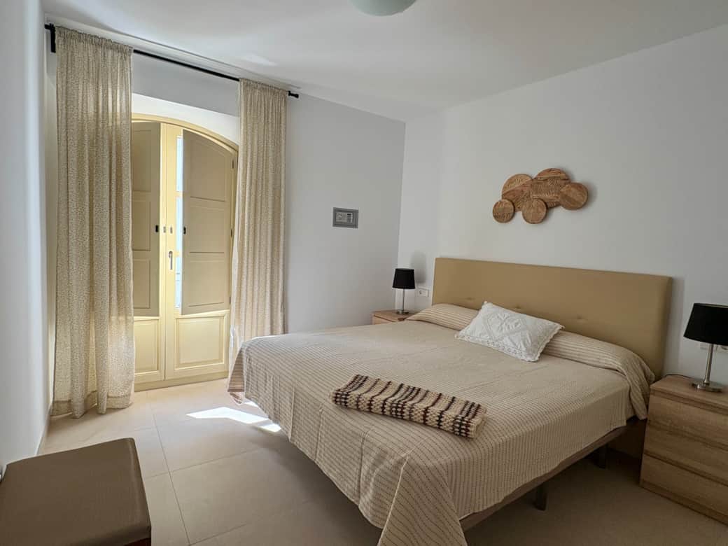 Schlafzimmer mit Balkon und Doppelbett