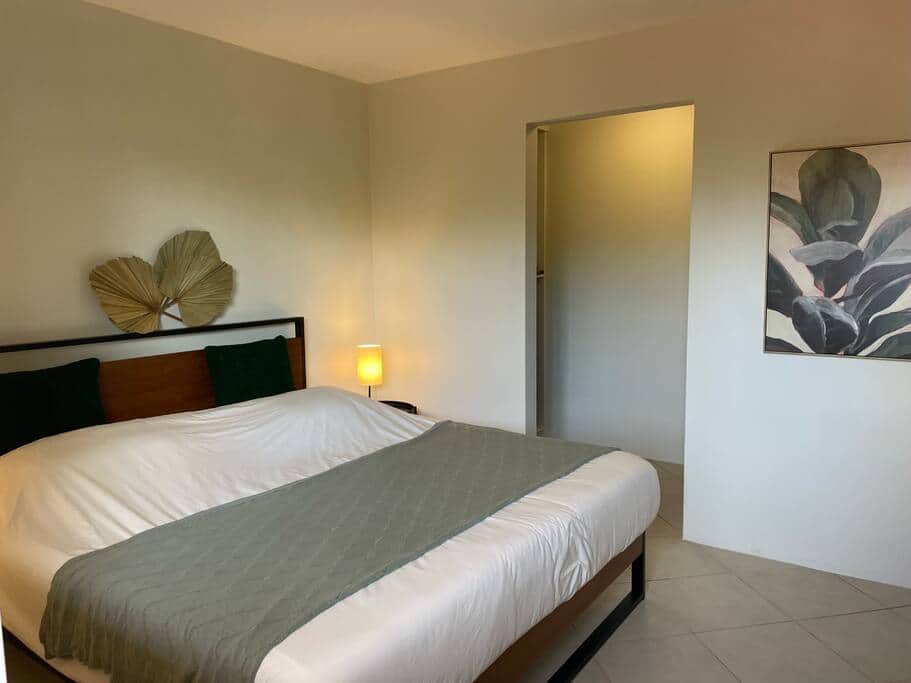 Master bedroom with walk-in closet (main floor) Master bedroom with walk-in closet (main floor)