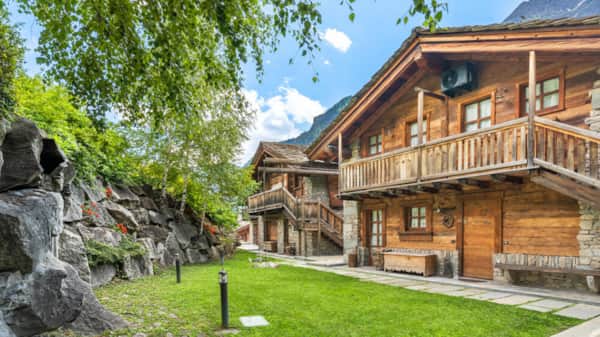 4BR Chalet in Courmayeur – Indoor Pool & Spa